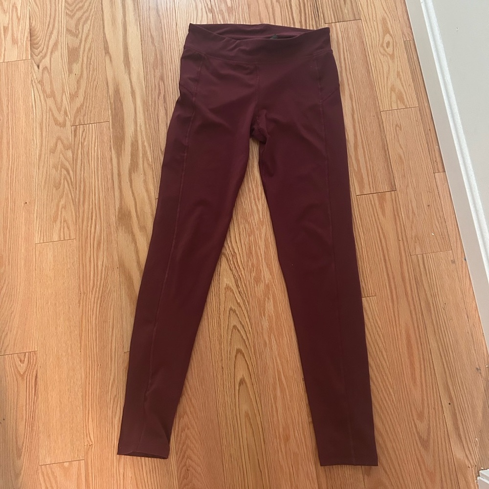 Maroon women’s stretchy leggings